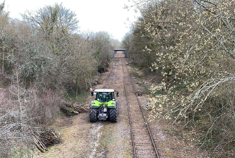 Aujourd'hui 8kms de ligne 26 sont défrichés, avec la reprise de la végétation, l'enjeu est de ne pas se laisser reprendre par celle-ci! (photo ASL26)