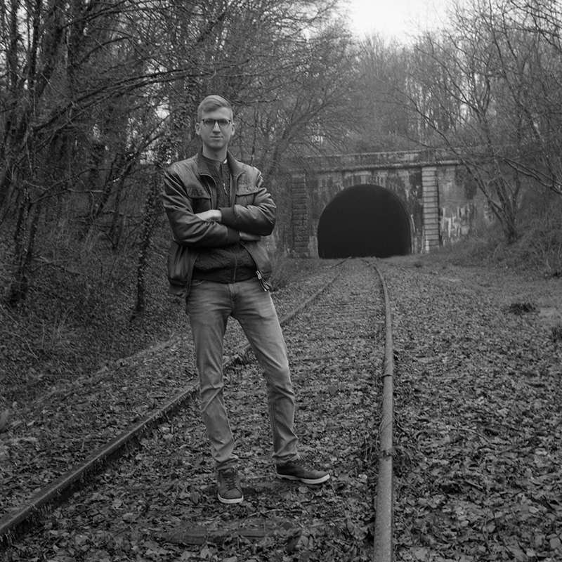 Quentin Dal Degan pose fièrement devant le seul tunnel ferroviaire de l'Aube, celui de Fays la Chapelle (photo argentique)