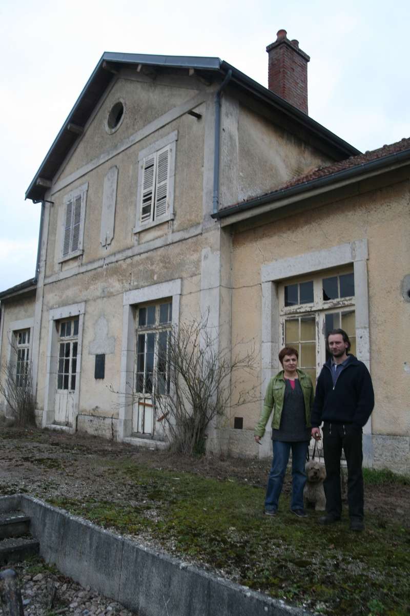 Céline Brocard (présidente de l'association Quai des arts) et Laurent Lhote, devant la gare de Polisot en 2011, tout reste à faire!