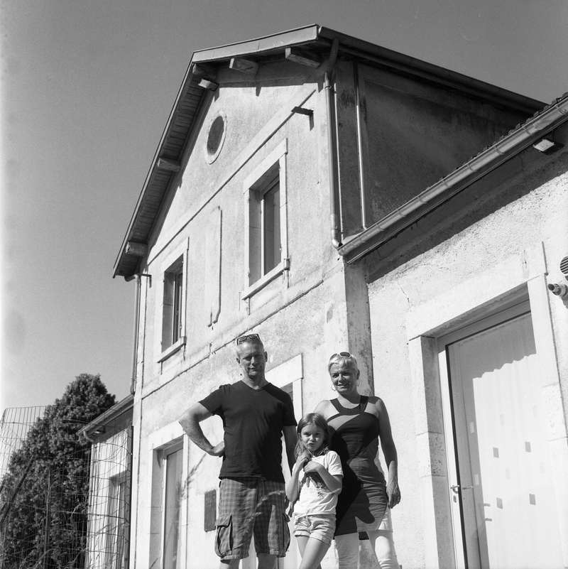 10 ans après, 2021, Céline et Laurent devant la gare rénovée qui accueille une belle prog!