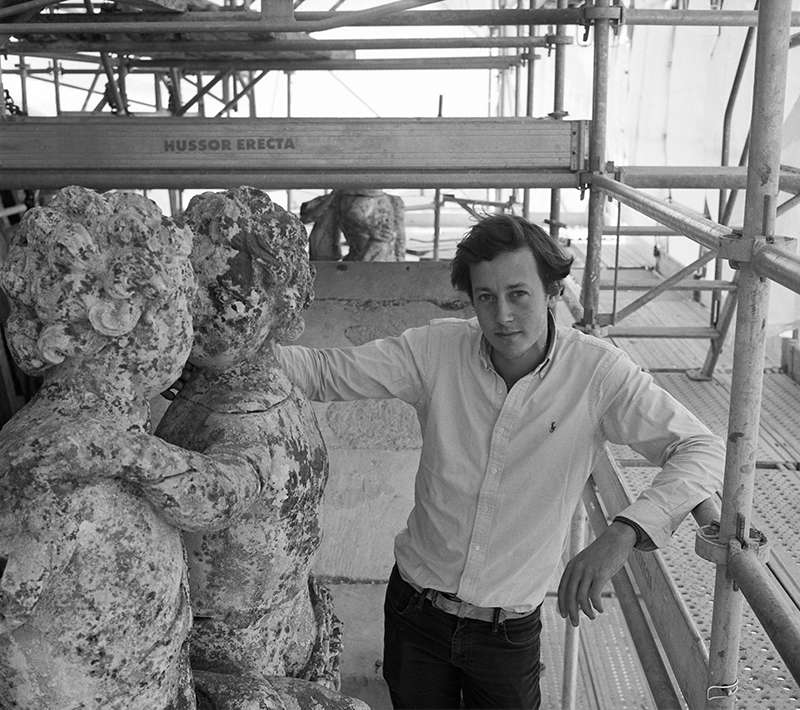 Edouard devant un des groupes sculptés de la façade, qui est aujourd'hui nettoyé