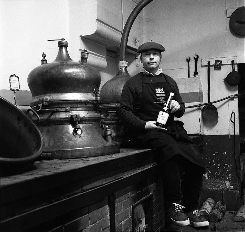 Alexandre Krumenacher devant l’alambic fabriqué par Antoine Frapier en 1856. Il sert encore à fabriquer la Prunelle de Troyes ( Photo argentique)