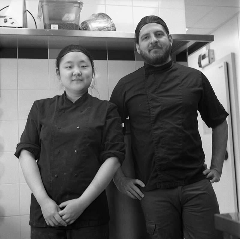 Johan et Kim Ji Eun en cuisine (Photo argentique)