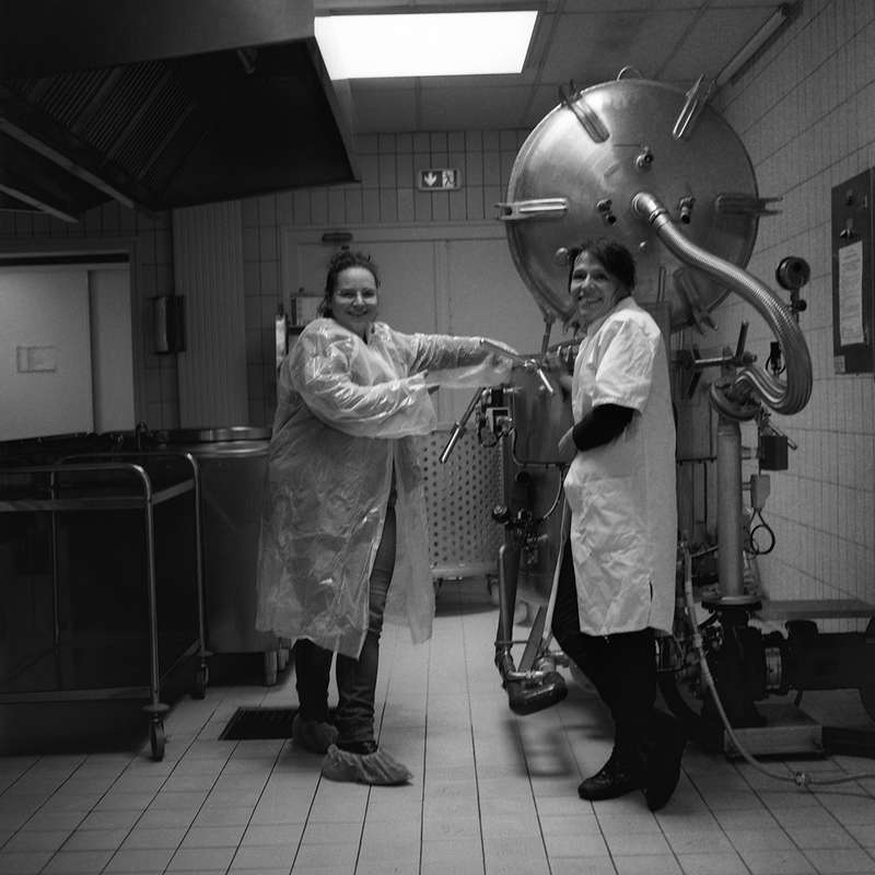 Jill et Marie Laure posent fièrement devant l'autoclave (Photo argentique Brice Vanel)